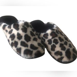 LEOPARD PRINT FUZZY SLIPPERS • Sz 9-10